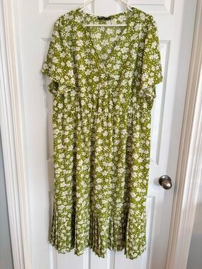 BloomChic Green and White Floral Dress nwot